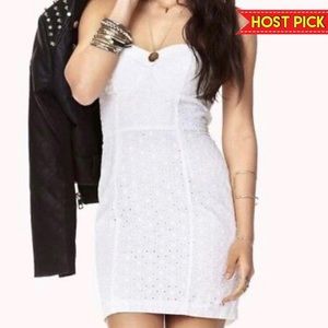 𝐅𝐎𝐑𝐄𝐕𝐄𝐑 𝟐𝟏 | WHITE STRAPLESS LACE DRESS